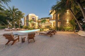 Vista frontal de la propiedad