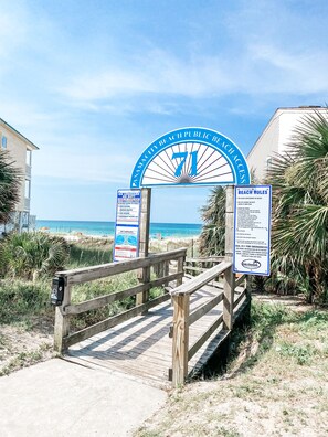Beach nearby, sun loungers, beach towels