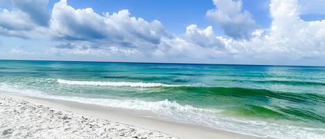 ビーチの近く、サンラウンジャー、ビーチタオル