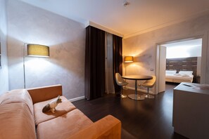 Sviitti | Minibaari, tallelokero huoneessa, työpöytä, äänieristys