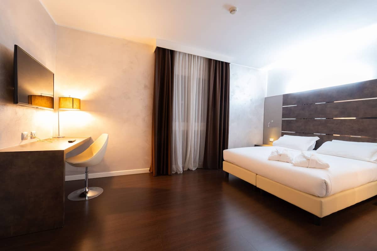 Sviitti | Minibaari, tallelokero huoneessa, työpöytä, äänieristys