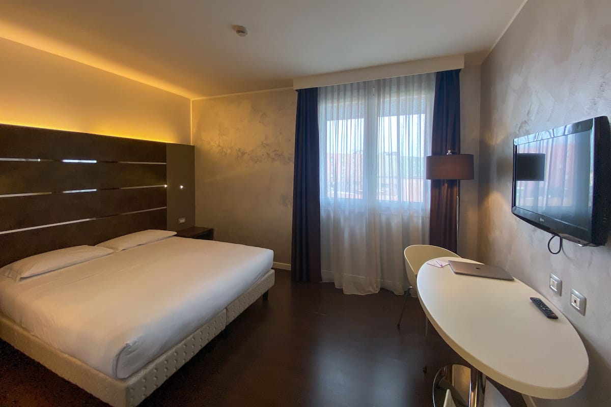 Superior tweepersoonskamer | 1 slaapkamer, een minibar, een kluis op de kamer, een bureau