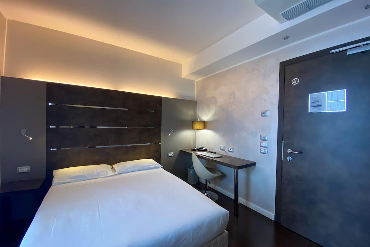 Business eenpersoonskamer | 1 slaapkamer, een minibar, een kluis op de kamer, een bureau