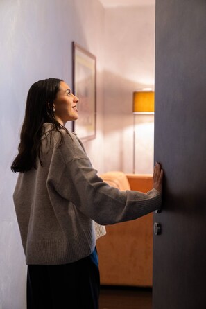 Suite | Een minibar, een kluis op de kamer, een bureau, geluiddichte muren