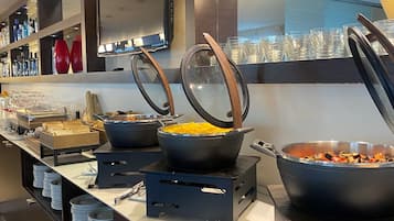 Bữa sáng buffet hàng ngày (15 EUR/mỗi người)