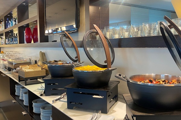 Petit déjeuner buffet (15 EUR par personne)