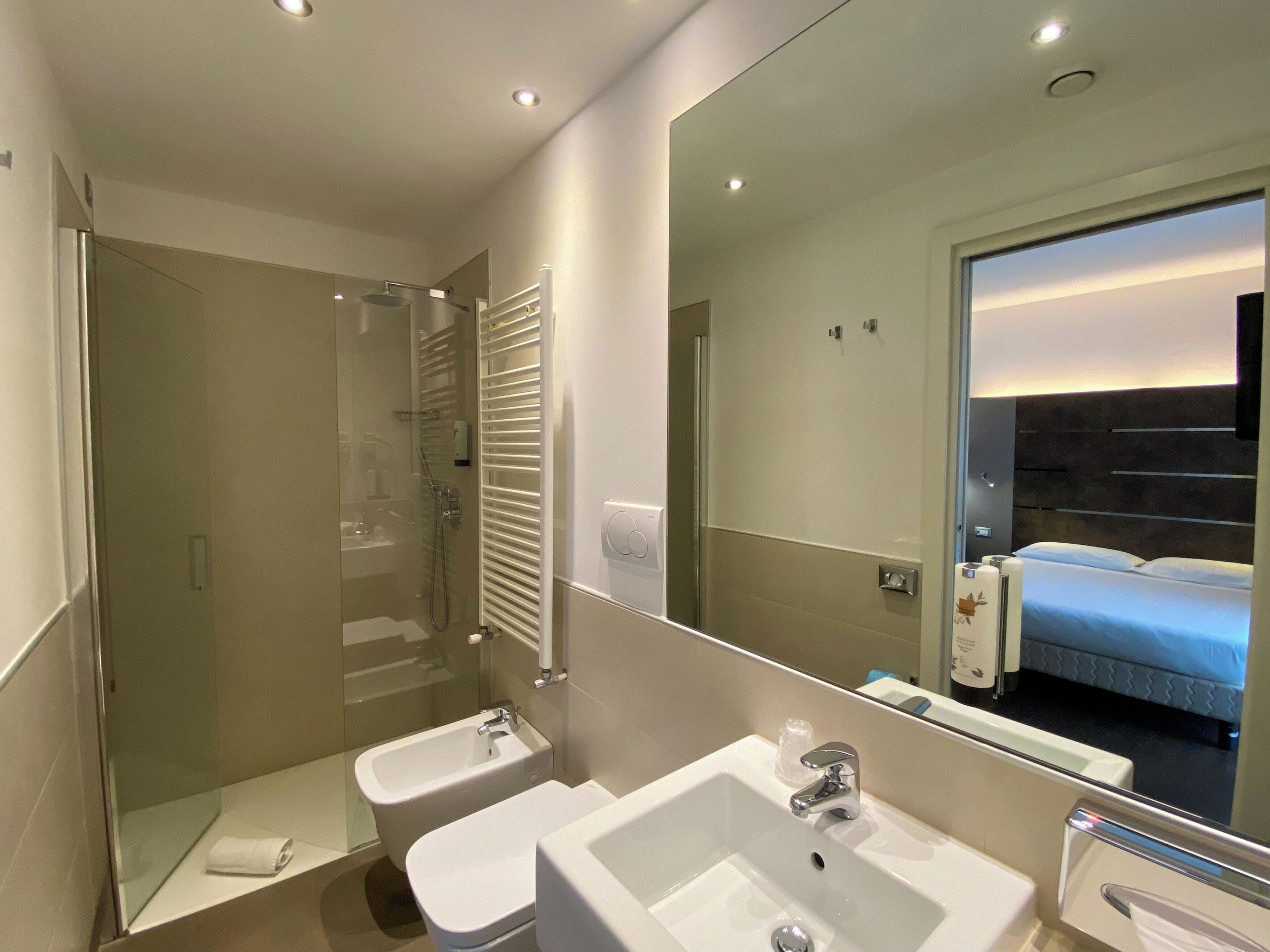 Smart Room | Badezimmer | Dusche, Haartrockner, Handtücher