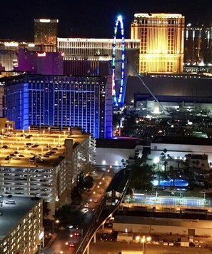 Exterior - Strip View Penthouse Las Vegas NEVER RESORT FEES! (Las Vegas)