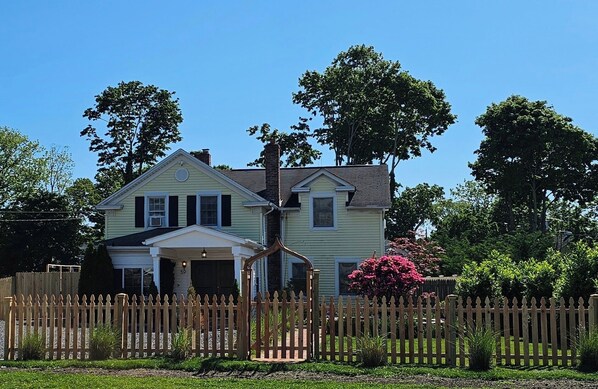 Vista frontal de la propiedad