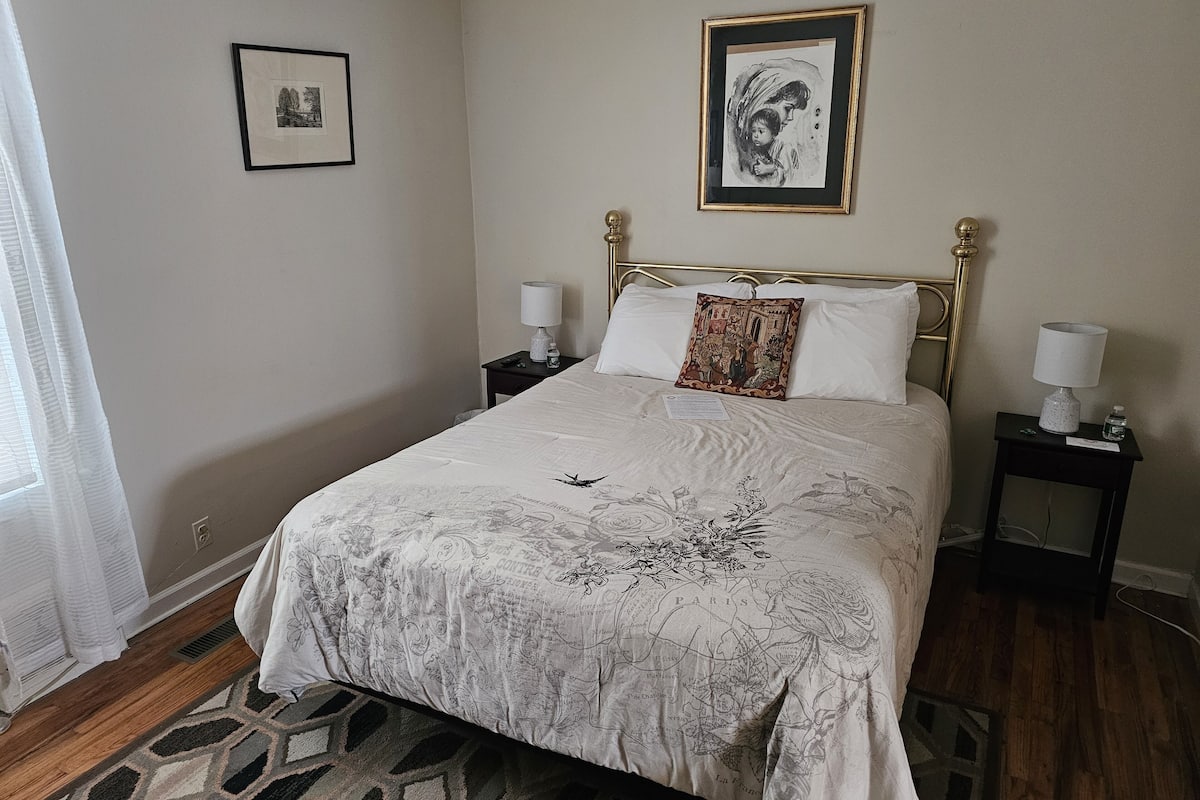 The Ethel Merman Room | Minibar, tabla de planchar con plancha, wifi gratis y ropa de cama