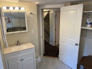 Hair dryer, towels, soap, shampoo - Come As You Are Inn (Sayville)