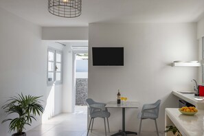 Standard-Doppelzimmer | Zimmersafe, Schreibtisch, kostenloses WLAN, Bettwäsche