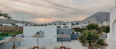 Seasonal outdoor pool, pool umbrellas, sun loungers