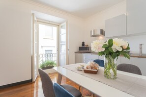 Dining - Lake Holiday Como - Two Bedroom Apartment, Sleeps 4 (Como)