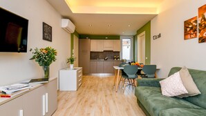 A modern apartment with a living room, dining area, and kitchen. - Appartamento Ulivo in Sal (Salò)