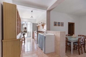 Kühlschrank, Ofen, Herdplatte, Kochgeschirr/Geschirr/Besteck