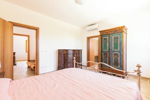 3 chambres, fer et planche à repasser, accès Internet, draps fournis