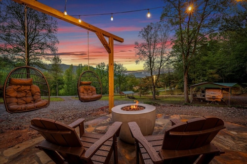 The Ritz Carlton of Tiny Cabins w/ Hot Tub / Fire Pit table