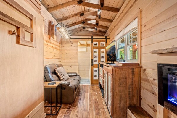 Smart TV, fireplace - The Ritz Carlton of Tiny Cabins w/ Hot Tub / Fire Pit table (Hayesville)