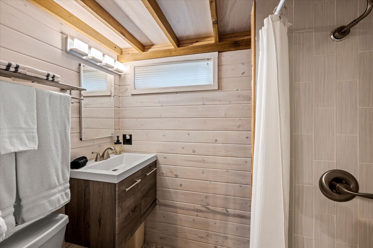 Secador de cabelo, toalhas de banho