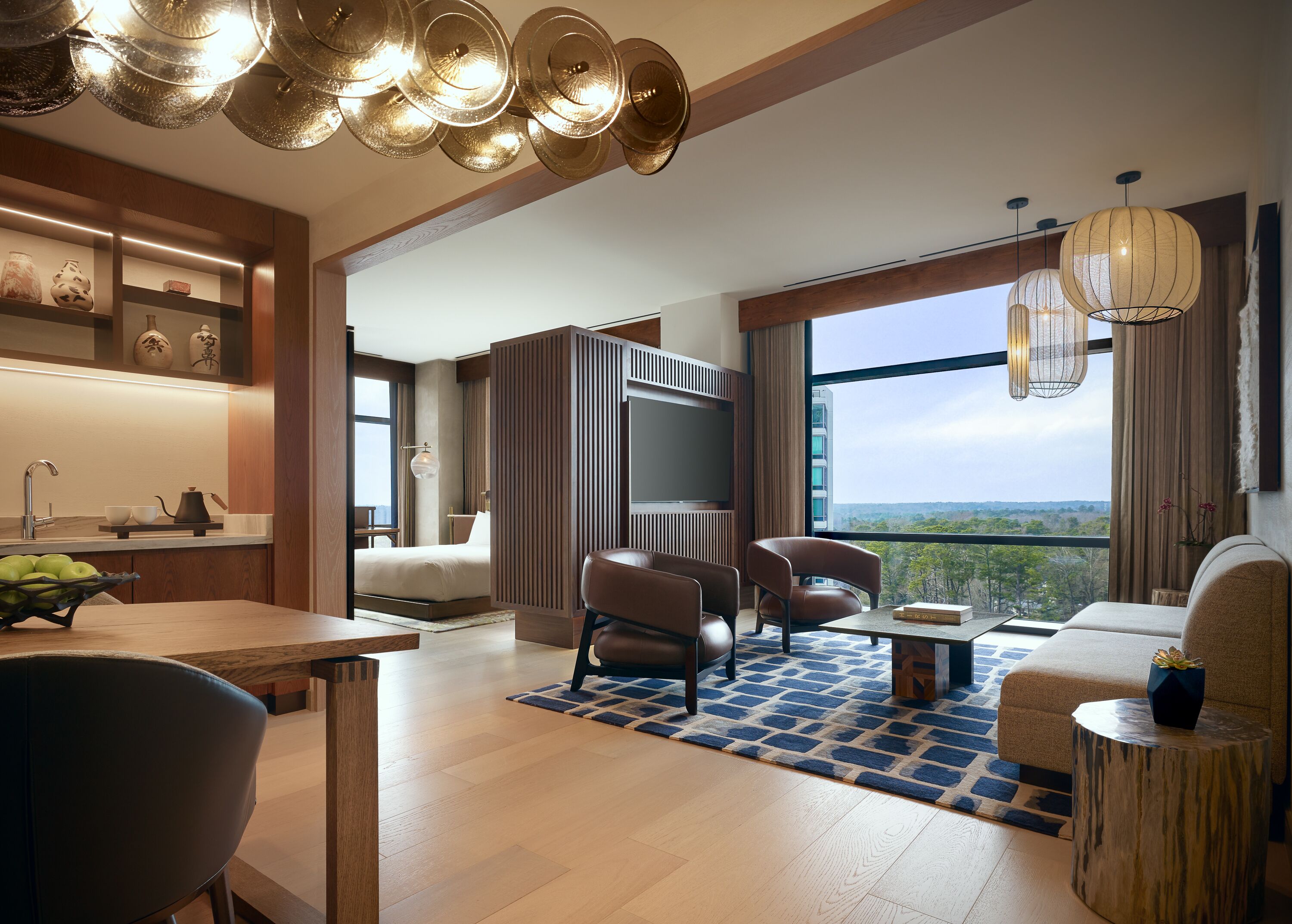 ملاءات من القطن المصري وأغطية فراش متميزة وميني بار وخزنة داخل الغرفة