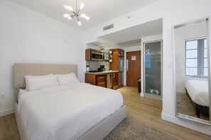 Tabla de planchar con plancha, wifi y ropa de cama 