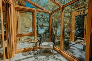 Smart-TV, Tischfußball, Tischtennisplatte, Bücher