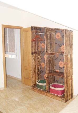 1 bedroom, bed sheets