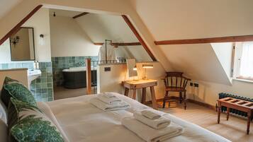 Suite, salle de bains attenante, vue jardin