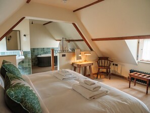 Suite, salle de bains attenante, vue jardin