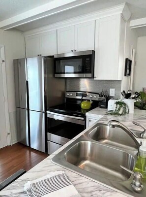 Frigorifero, microonde, forno, piano cottura