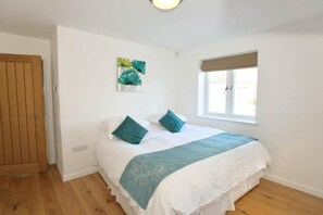 2 bedrooms, travel cot, WiFi - Ocean view beach house ground floor (Hayle)