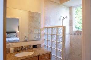 Douche, sèche-cheveux, serviettes fournies, savon