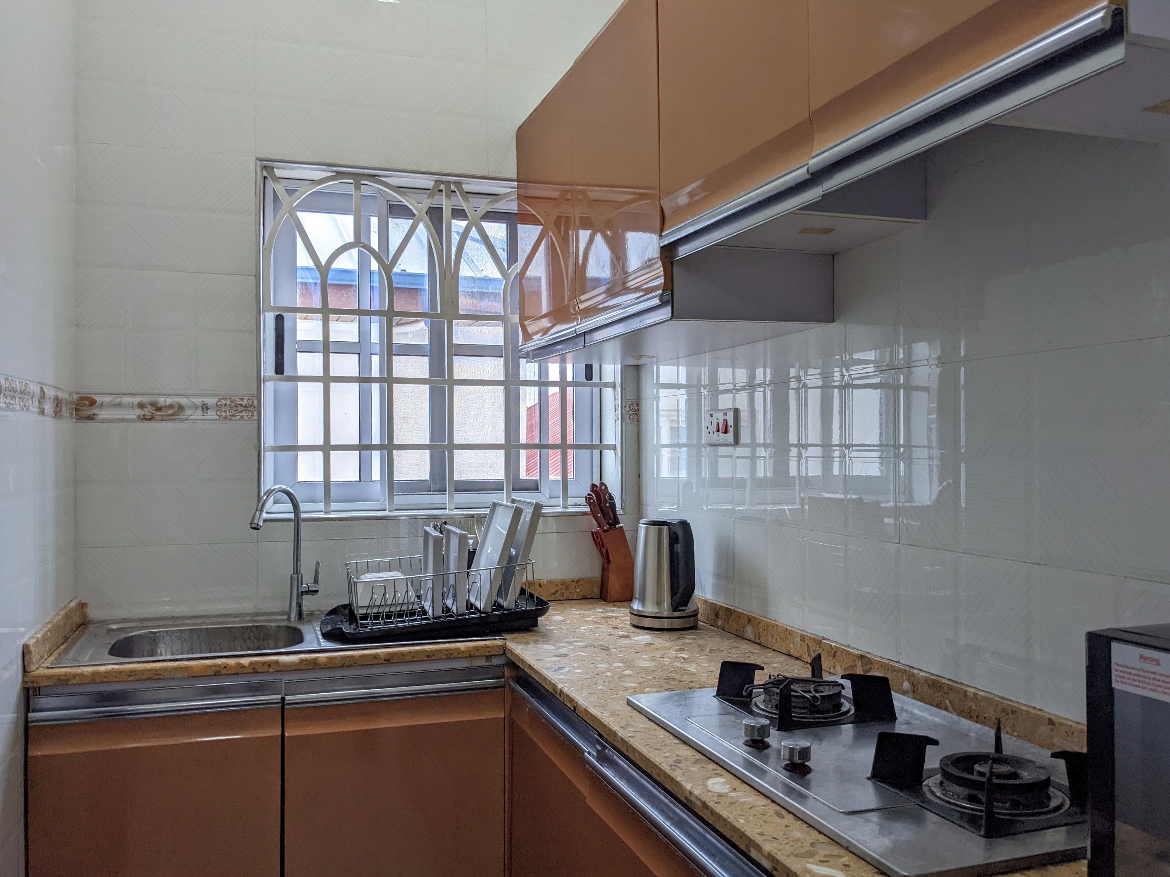 Frigorífic, microones, placa de cuina i bullidora elèctrica 