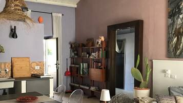 Loft de diseñador, baño privado, vista parcial al mar (Calamosche) | Interior