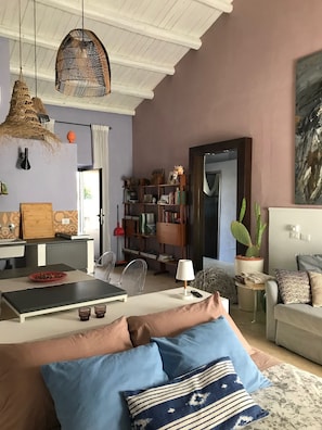 Loft de diseño, baño privado, vistas parciales al mar (Calamosche) | Interior