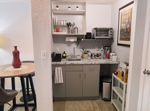 Coffee/tea maker, fridge, microwave, cookware/dishes/utensils - Homey Work and Play Private Suite in Citrus Park! (Tampa)