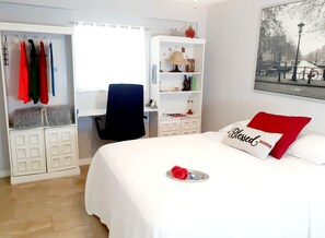 Tabla de planchar con plancha, wifi gratis, ropa de cama