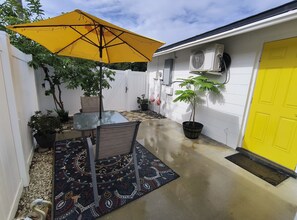 Outdoor dining - Homey Work and Play Private Suite in Citrus Park! (Tampa)