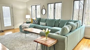 TV, peis og kontorer