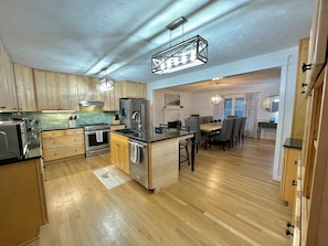 Fridge, microwave, oven, stovetop - Hosts groups up to 13; relax with the whole crew at this private, peaceful getaway (Afton)