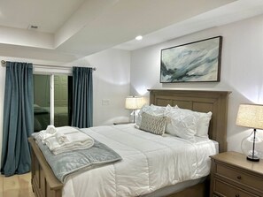 5 bedrooms, iron/ironing board, travel crib, free WiFi - Hosts groups up to 13; relax with the whole crew at this private, peaceful getaway (Afton)