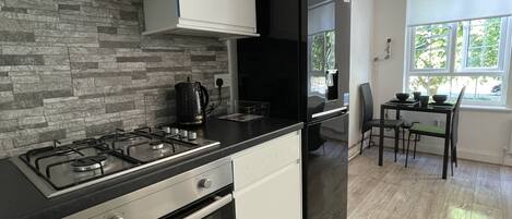 Apartment, 1 Queen Bed | Private kitchen