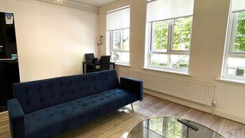 Apartment, 1 Queen Bed | Living room