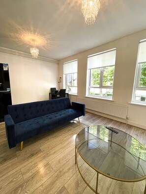 Apartment, 1 Queen Bed | Living room