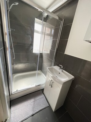 Apartment, 1 Queen Bed | Bathroom
