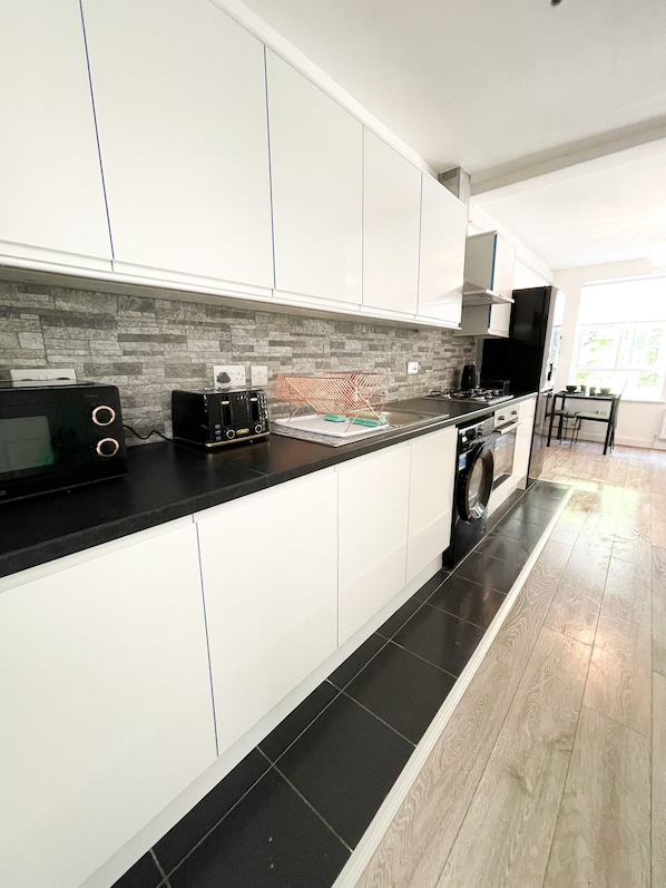 Apartment, 1 Queen Bed | Private kitchen
