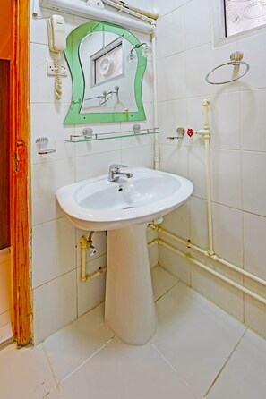 Standard Double Room | Bathroom | Shower, towels