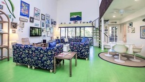 Un salon spacieux comprenant un ensemble de canapés, une table basse et un coin repas avec une table et des chaises.