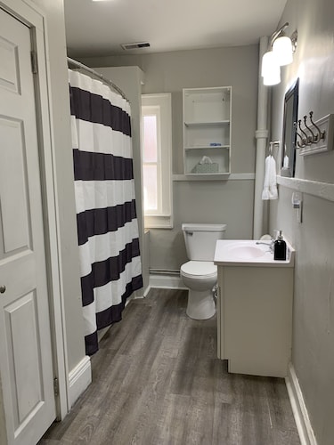 Cozy 1 Bedroom House, Free Parking, Highway Access